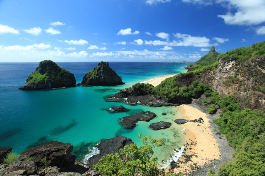 Baía dos Porcos e Dois Irmãos, Fernando de Noronha. Foto por Roberto Mesquita